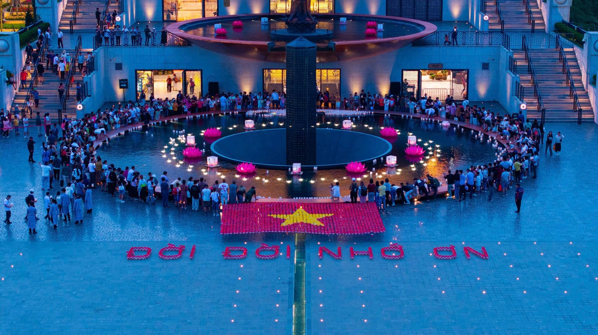 Du khách xếp vòng tròn quanh quảng trường Núi Bà Đen buổi hoàng hôn với dòng chữ Đổi Đời Nhờ Ơn